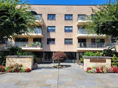 22 Park Pl #2A, North Hempstead, NY 11021
