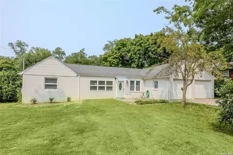 19 3rd Ave, Rocky Point, NY 11778