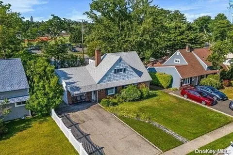 39 Brittle Ln, Hicksville, NY 11801
