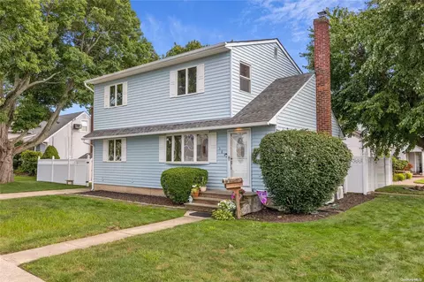 384 Connecticut Ave, Massapequa Park, NY 11762