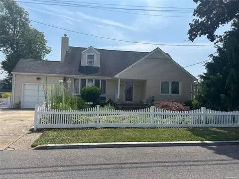 84 Merritt St, Lindenhurst, NY 11757