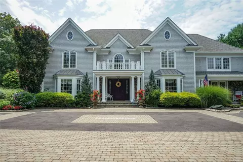 270 Foxhunt Cres, Syosset, NY 11791