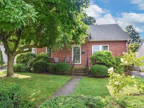 3 Raymond St, Glen Cove, NY 11542