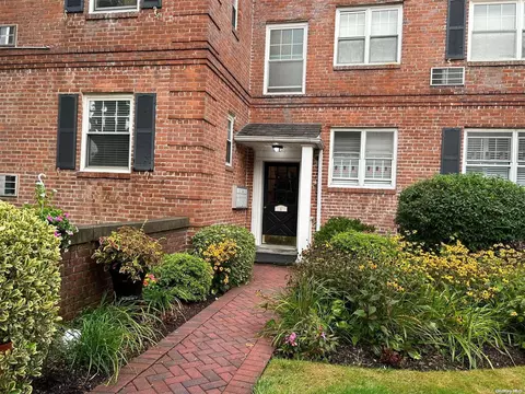 51 Lincoln Ave #A1, Rockville Centre, NY 11570