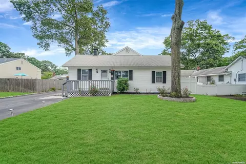 39 Midway St, Patchogue, NY 11772 photo 1