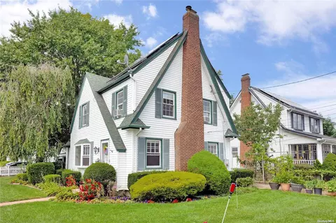 90 Parsons Dr, Hempstead, NY 11550