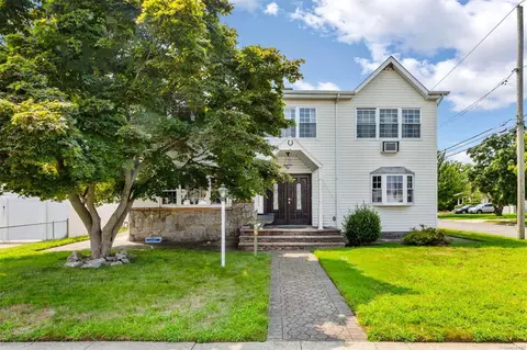 56 Wyckoff St, Hicksville, NY 11801