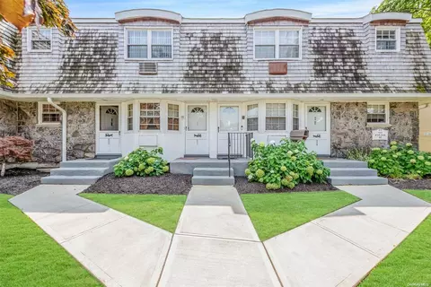 5211 Wilshire Ln #5211, Oakdale, NY 11769