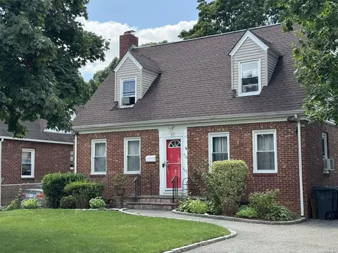 27 Queen St, Freeport, NY 11520