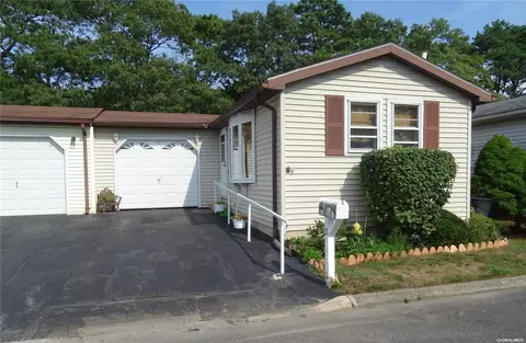 15 E Village Cir #15, Manorville, NY 11949
