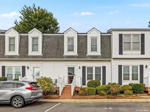 190 Merrick Rd #15, Amityville, NY 11701