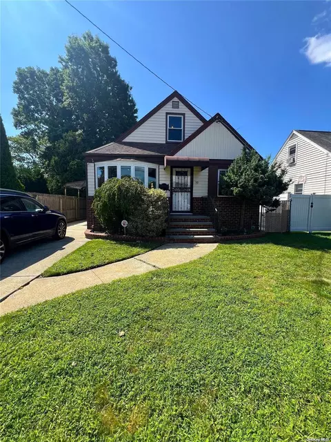 90 Commonwealth Ave, Massapequa, NY 11758