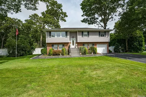 45 Norwood Dr, Shirley, NY 11967