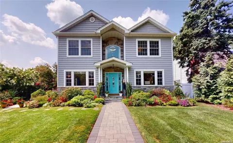 2 Peachtree Ln, North Hempstead, NY 11514