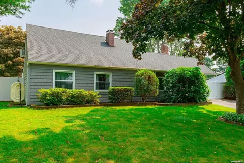 45 Balsam Dr, Medford, NY 11763