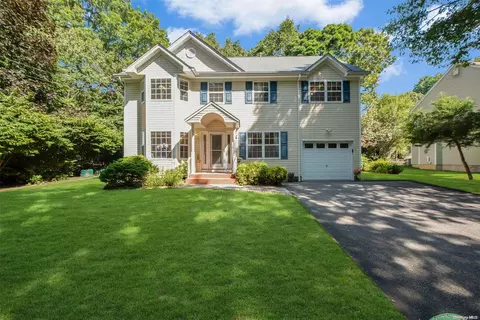 27 Franklin Ave, Setauket, NY 11733
