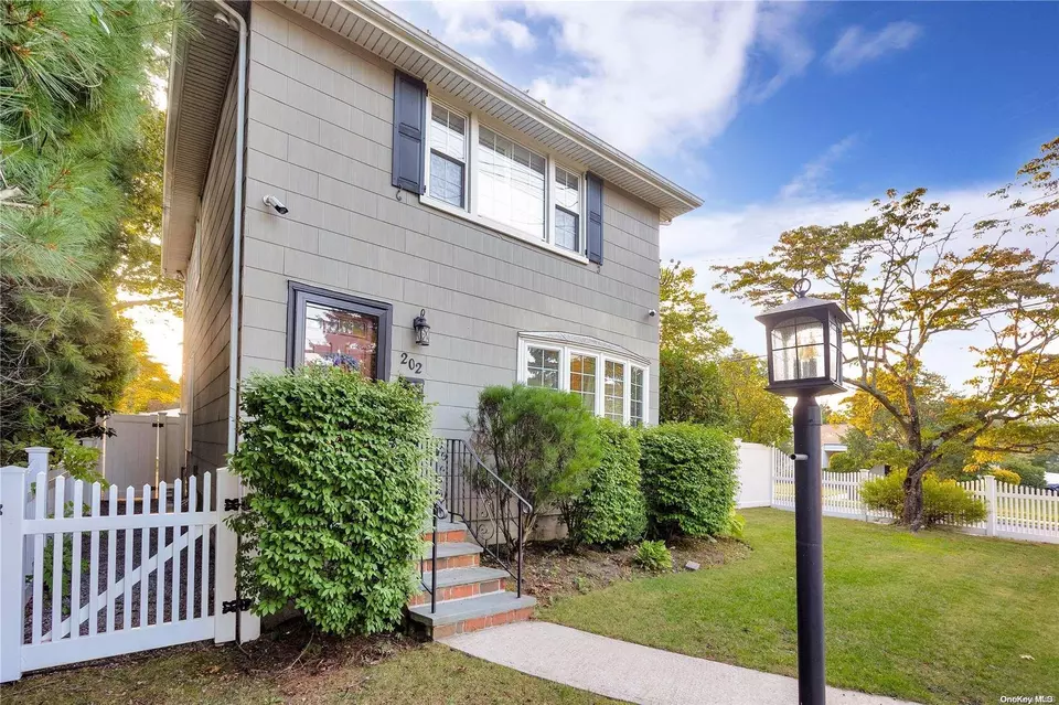  202 Livingston Ave, Babylon, NY 11702 photo 1