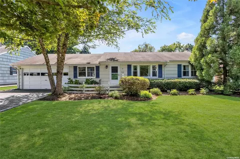 20 Fenwick St, Greenlawn, NY 11740