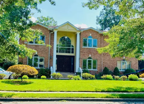 76 Parkway Dr, North Hempstead, NY 11577