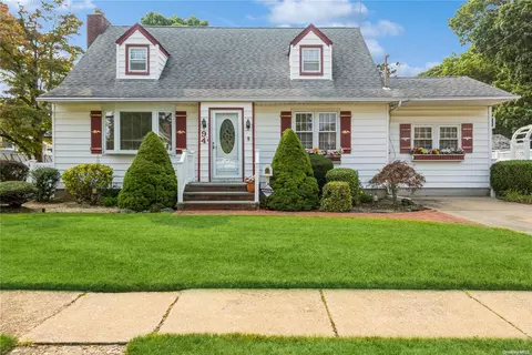 94 Grand Blvd, Massapequa Park, NY 11762