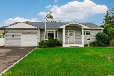 1037 Carll Dr, Bay Shore, NY 11706