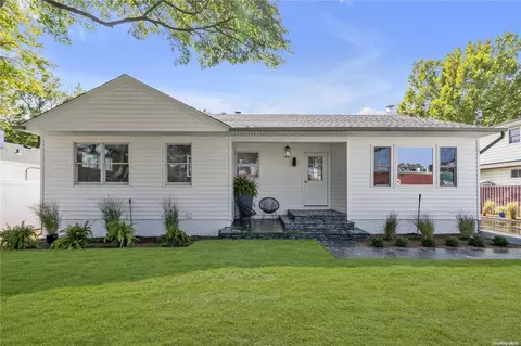 647 Seabury Ave, Franklin Square, NY 11010