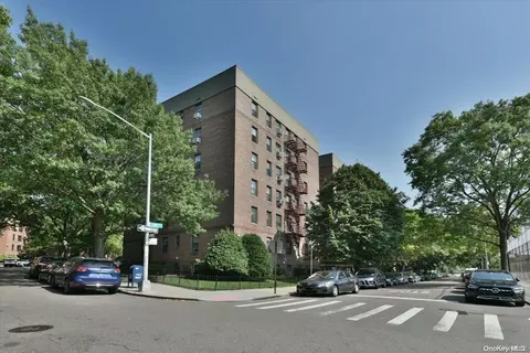 83-11 139 St #2E, Briarwood, NY 11435