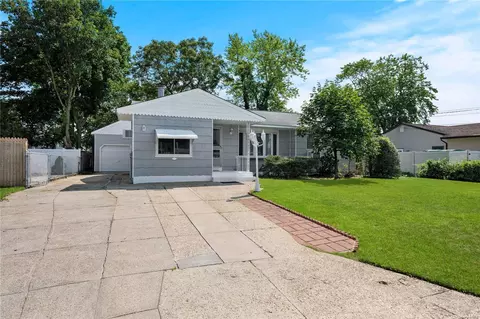 40 Jackson Ave, Centereach, NY 11720