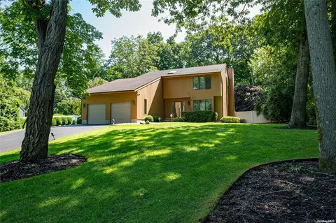 128 N Country Rd, Shoreham, NY 11786