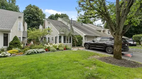 8 Oakmont Ln #8, Bay Shore, NY 11706