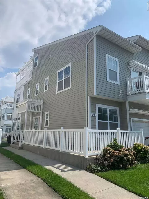 174 Sea Grass Ln, New York, NY 11692
