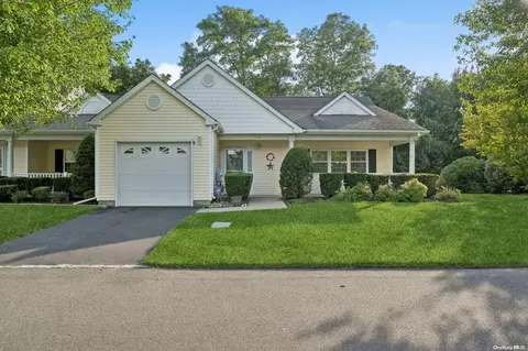 304 Pebble Beach Path #304, Riverhead, NY 11901