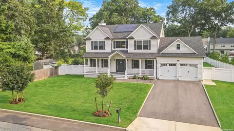 4 Ivory St, Lake Grove, NY 11755