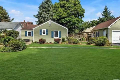 84 E 12th St, Huntington Station, NY 11746