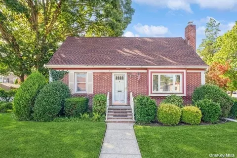 53 Albertson Pkwy, North Hempstead, NY 11507