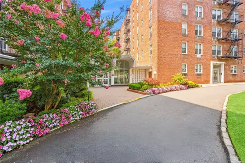5444 Little Neck Pkwy #1M, Little Neck, NY 11362