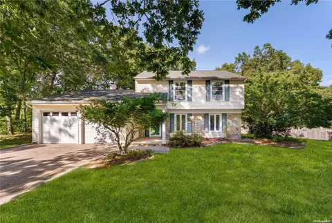 26 Chelsea Dr, Mount Sinai, NY 11766