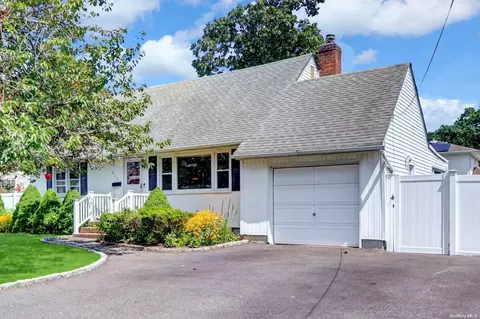 311 W 11th St, Deer Park, NY 11729