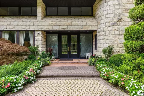 4 Summerwind Dr, Glen Head, NY 11545