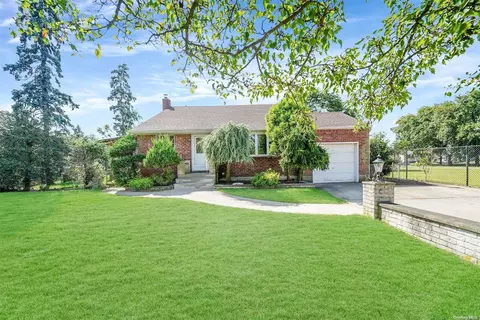 33 Caffrey Ave, Bethpage, NY 11714