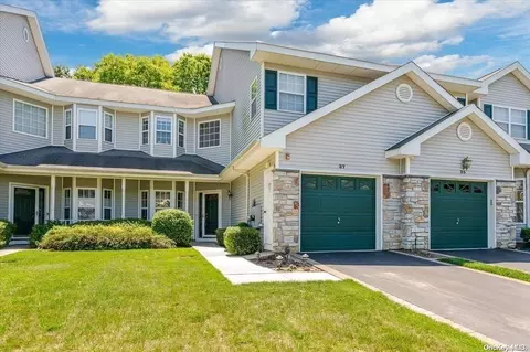 37 Willow Wood Dr #37, Setauket, NY 11733