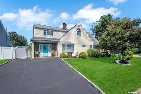 21 Pewter Ln, Hicksville, NY 11801