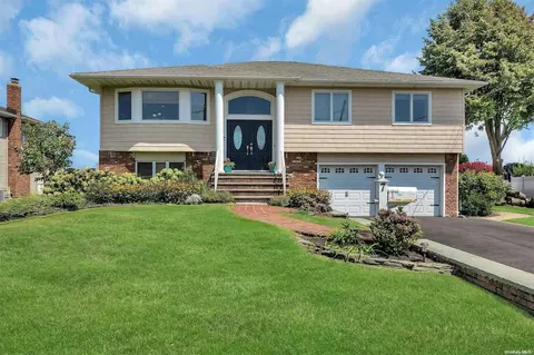 7 Duck Ln, West Islip, NY 11795