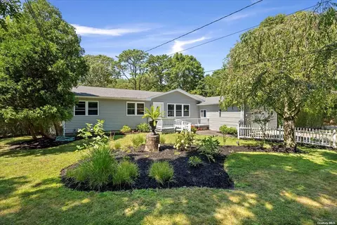 12 Old Squiretown Rd, Hampton Bays, NY 11946