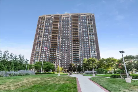 270-10 Grand Central Pkwy #17L, Little Neck, NY 11362
