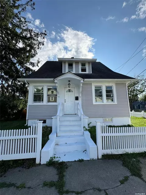 391 N Wellwood Ave, Lindenhurst, NY 11757