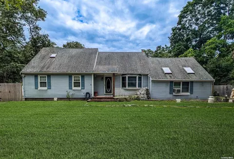 32 Cedar St, Selden, NY 11784