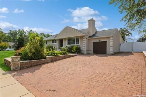 52 Willits Rd, Glen Cove, NY 11542