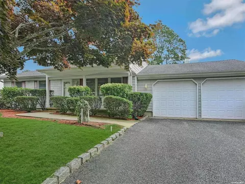 10 Newpoint Ln, East Moriches, NY 11940