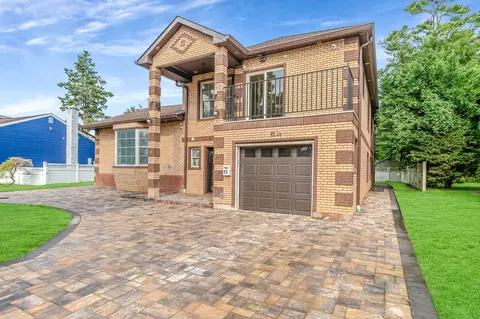 22 Solar Ln, North Hempstead, NY 11507